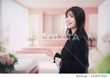お葬式で喪服を着て数珠を持つ若い女性 お葬式で喪服を着て数珠を持つ若い女性 132647920