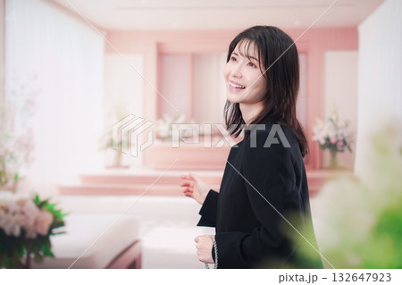 お葬式で喪服を着て数珠を持つ若い女性 お葬式で喪服を着て数珠を持つ若い女性 132647923