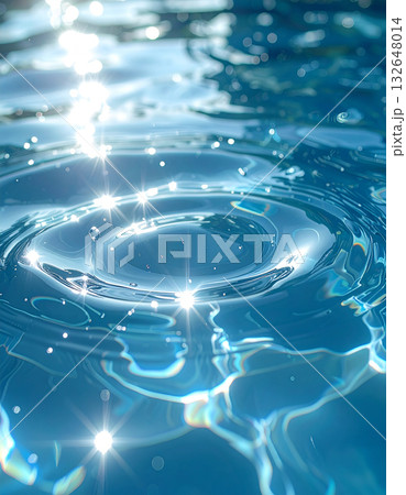 水面に光の粒と波紋が描き出す透明な青い輝き 132648014