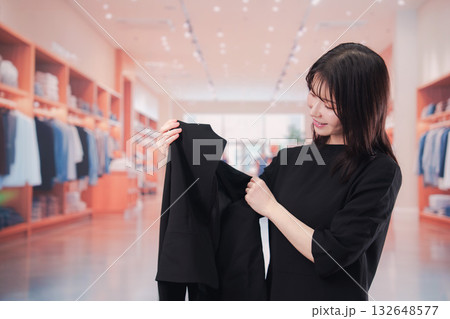 アパレル店で働く若い女性のスタッフ 132648577