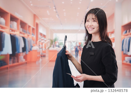 アパレル店で働く若い女性のスタッフ 132648578