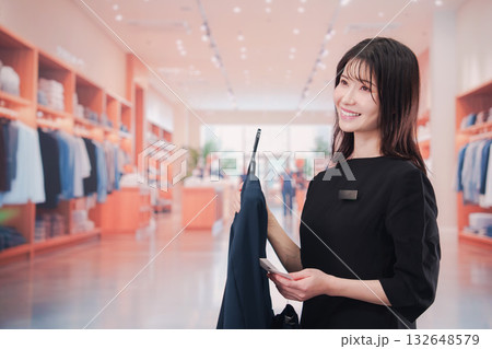 アパレル店で働く若い女性のスタッフ アパレル店で働く若い女性のスタッフ 132648579
