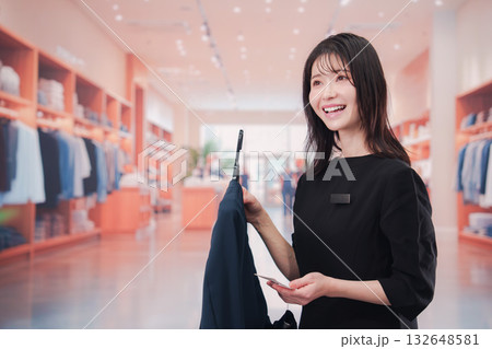 アパレル店で働く若い女性のスタッフ アパレル店で働く若い女性のスタッフ 132648581