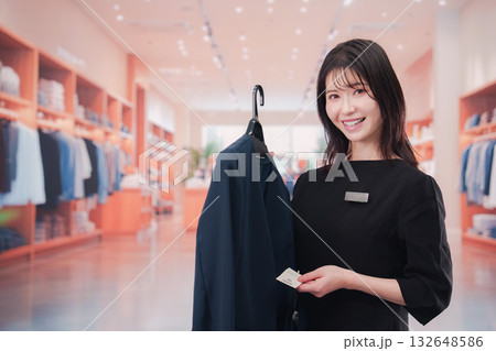 アパレル店で働く若い女性のスタッフ 132648586