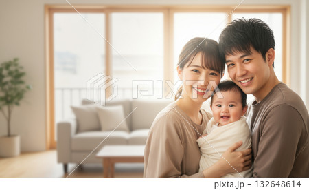 顔を寄せ合う親子　白色基調の柔らかな光の背景 132648614