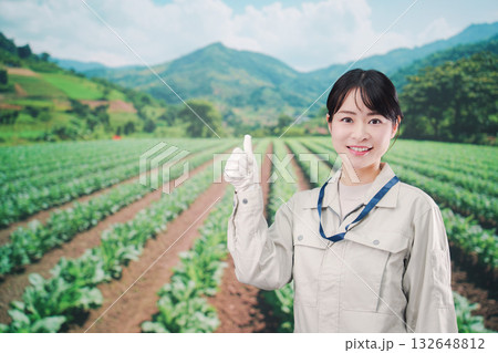 広い農園で働く農家の若い女性 132648812