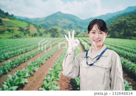 広い農園で働く農家の若い女性 132648814