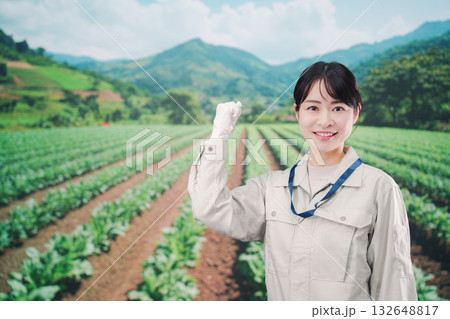 広い農園で働く農家の若い女性 132648817