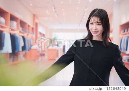 アパレル店で服のフィッティングをする若い女性 132648949