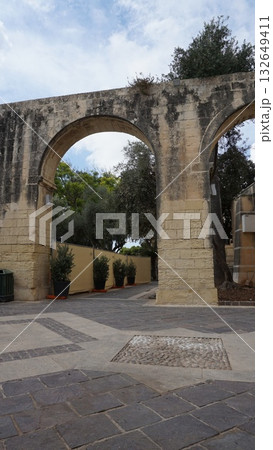 The arches and historic plaques lead you to the walls with a view down to the cannons. Upper Barrakka Gardens are a public garden in Valletta, Malta. 132649411