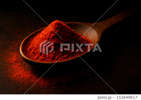 木のスプーンに盛られた赤いパプリカパウダー 132649617