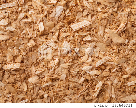 平らな面に敷き詰められた大小さまざまな木片や木材チップのアップが自然素材のテクスチャ 平らな面に敷き詰められた大小さまざまな木片や木材チップのアップが自然素材のテクスチャ 132649711