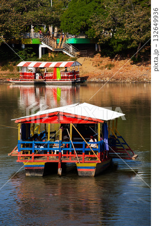 Non motorized ferry, called planchon, used by residents to cross the Sinu River from one bank to the other in the city of Monteria, Colombia. 132649936