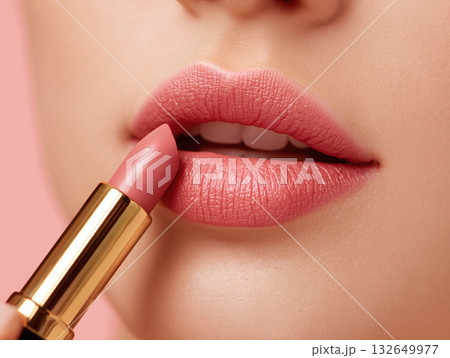 肌色の女性がピンクの口紅を塗っている美しい口元のアップを捉えたコスメや美容をイメージ 肌色の女性がピンクの口紅を塗っている美しい口元のアップを捉えたコスメや美容をイメージ 132649977