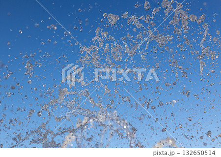 青空と水のしぶき 132650514