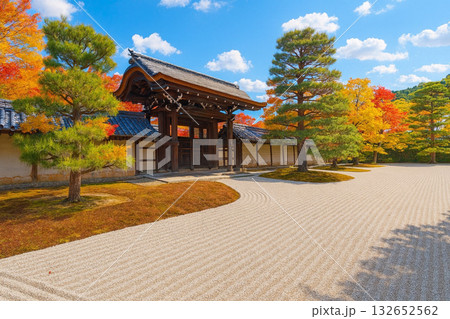 天龍寺 枯山水 紅葉 天龍寺 枯山水 紅葉 132652562