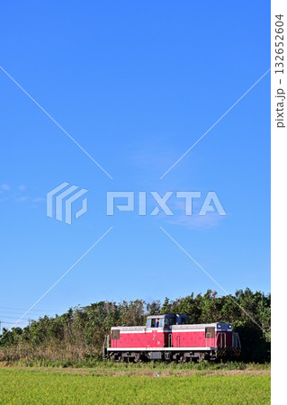 青空の下走る鹿島臨海鉄道KRD5ディーゼル機関車 132652604