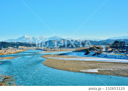越後三山・信濃川冬景色 132653120