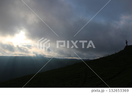 熊本県阿蘇！大観峰展望台からの眺望『”大観峰”阿蘇の自然と雲』　山と街並み 132653369
