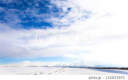 冬の北海道美瑛町の丘から見た冠雪した十勝岳連峰の風景 132653455