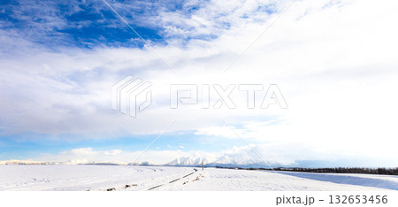 冬の北海道美瑛町の丘から見た冠雪した十勝岳連峰の風景 冬の北海道美瑛町の丘から見た冠雪した十勝岳連峰の風景 132653456