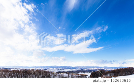 青空が広がる冬の北海道美瑛町の気持ちいい風景 青空が広がる冬の北海道美瑛町の気持ちいい風景 132653616