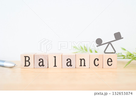 バランスを示す木製ブロックとシーソーのイラスト。 バランスを示す木製ブロックとシーソーのイラスト。 132653874