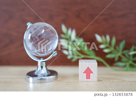 地球儀と上向き矢印で示す世界的上昇トレンド。 地球儀と上向き矢印で示す世界的上昇トレンド。 132653878