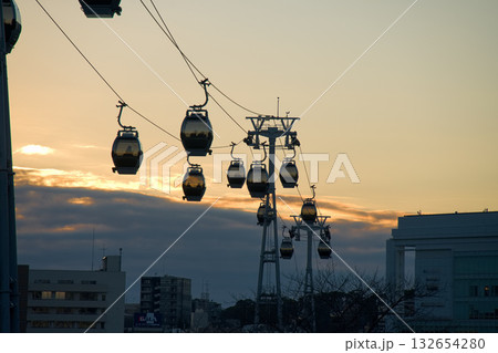 夕暮れの都市と空中ゴンドラ 夕暮れの都市と空中ゴンドラ 132654280