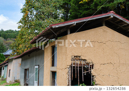 山村の土蔵 132654286