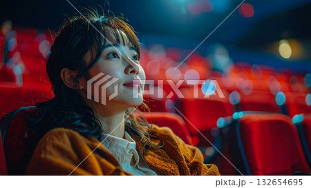 映画館でスクリーンを見つめる若い日本人女性 映画館でスクリーンを見つめる若い日本人女性 132654695