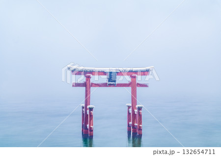 滋賀 白鬚神社 雪中の湖中大鳥居 滋賀 白鬚神社 雪中の湖中大鳥居 132654711