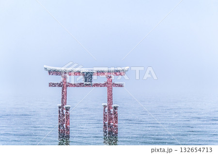 滋賀 白鬚神社 雪中の湖中大鳥居 滋賀 白鬚神社 雪中の湖中大鳥居 132654713