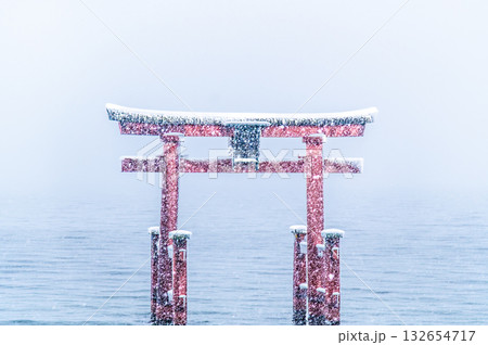 滋賀 白鬚神社　雪中の湖中大鳥居 132654717
