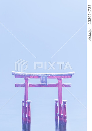 滋賀 白鬚神社 雪中の湖中大鳥居 滋賀 白鬚神社 雪中の湖中大鳥居 132654722