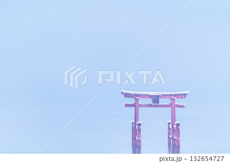 滋賀 白鬚神社 雪中の湖中大鳥居 滋賀 白鬚神社 雪中の湖中大鳥居 132654727