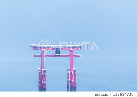 滋賀 白鬚神社 雪中の湖中大鳥居 滋賀 白鬚神社 雪中の湖中大鳥居 132654730