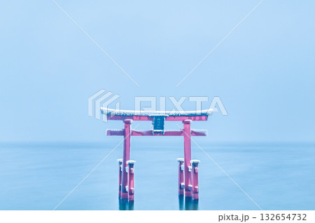滋賀 白鬚神社 雪中の湖中大鳥居 滋賀 白鬚神社 雪中の湖中大鳥居 132654732