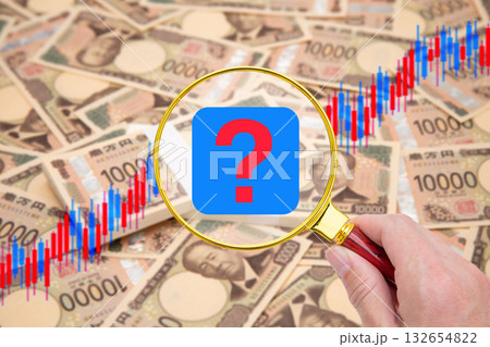 疑問符(大量の日本円を背景にしたローソク足チャートに疑問符) 疑問符(大量の日本円を背景にしたローソク足チャートに疑問符) 132654822