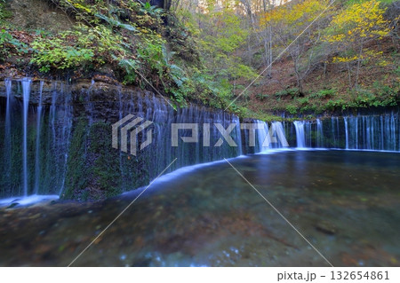秋の白糸の滝（長野県軽井沢町） 132654861