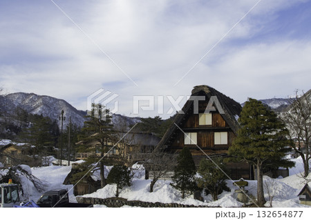 合掌造りの家と雪の風景 合掌造りの家と雪の風景 132654877