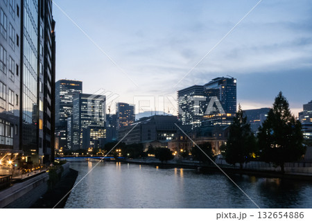 大阪の夕暮れに輝く都市風景 大阪の夕暮れに輝く都市風景 132654886