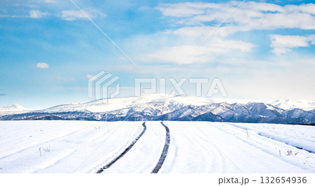 青空が見える冬の北海道の圧雪アイスバーンになった道と風景 青空が見える冬の北海道の圧雪アイスバーンになった道と風景 132654936