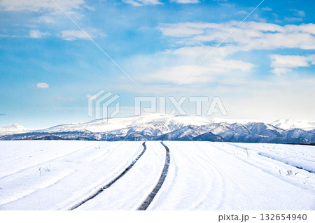 青空が見える冬の北海道の圧雪アイスバーンになった道と風景 青空が見える冬の北海道の圧雪アイスバーンになった道と風景 132654940