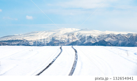 青空が見える冬の北海道の圧雪アイスバーンになった道と風景 青空が見える冬の北海道の圧雪アイスバーンになった道と風景 132654941