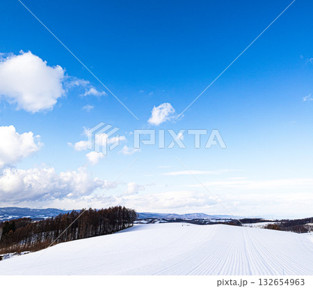 冬の青空と雲と雪原と北海道美瑛の風景 132654963