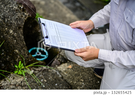 管理をする男性 管理をする男性 132655425