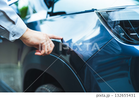 見積もる男性作業員 132655431