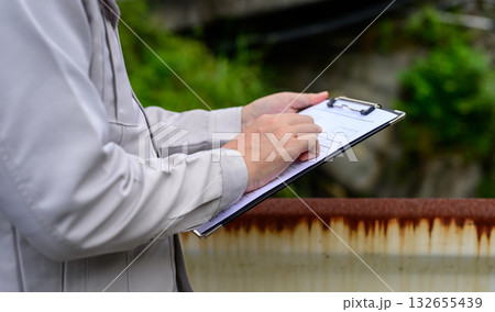 見積もる男性作業員 132655439