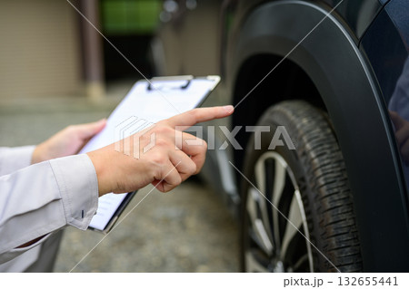 見積もる男性作業員 見積もる男性作業員 132655441